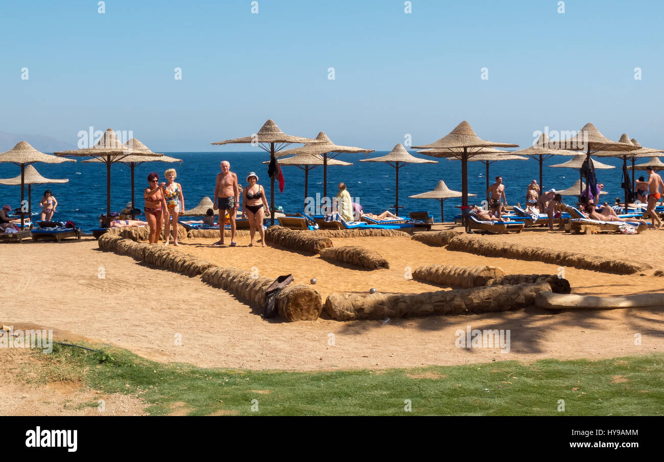 Gruppe der älteren Menschen am Strand Boccia spielen. Stockfoto