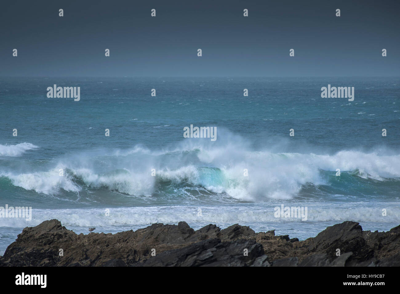 Wellen-Sea Spray Wind Surf rockt rauen Natur Wild am Meer macht atmosphärische Cornwall Stockfoto