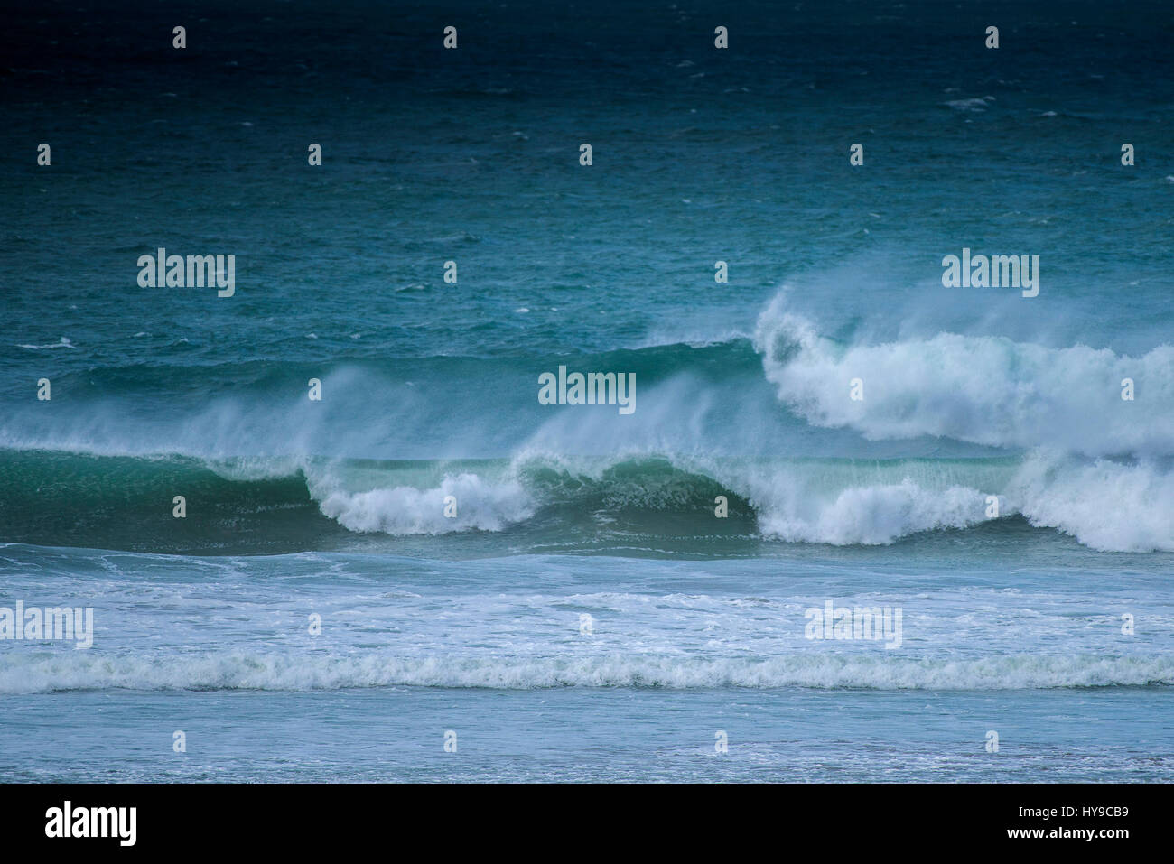 Wellen-Meer Spray Wind Wind Surf Natur Wild am Meer macht atmosphärische Cornwall Stockfoto