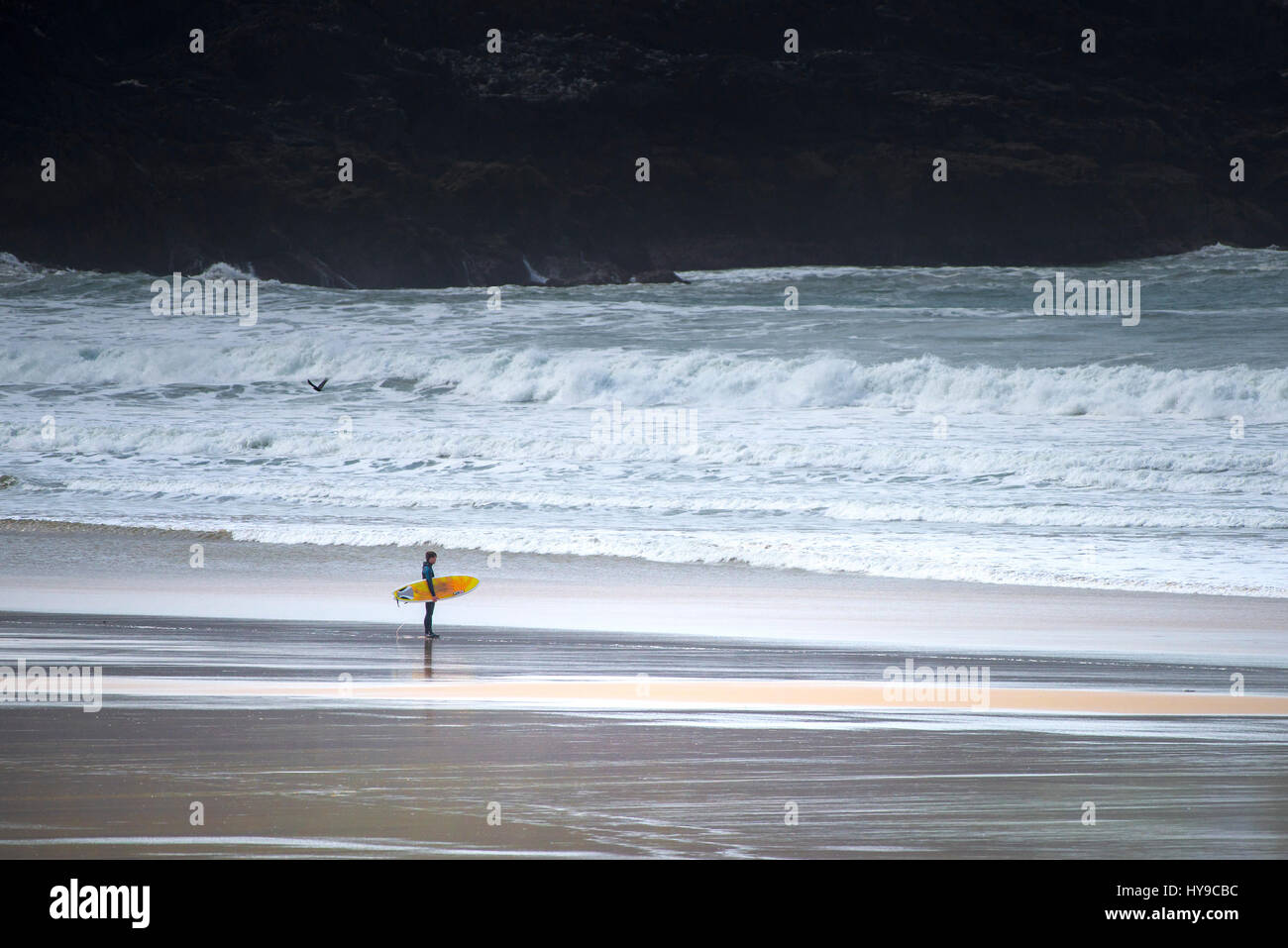 Fistral Surfer stehen Shoreline Ufer beobachten warten Gelegenheit Meer Wellen Küstentourismus Cornwall Stockfoto