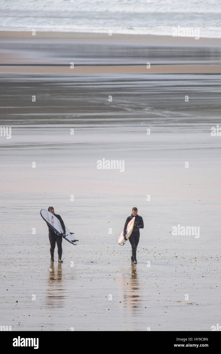 Surfer Strand Küste am Meer Meer Wandern tragen Surfboards schroffen Küste Küste Fistral Cornwall Stockfoto