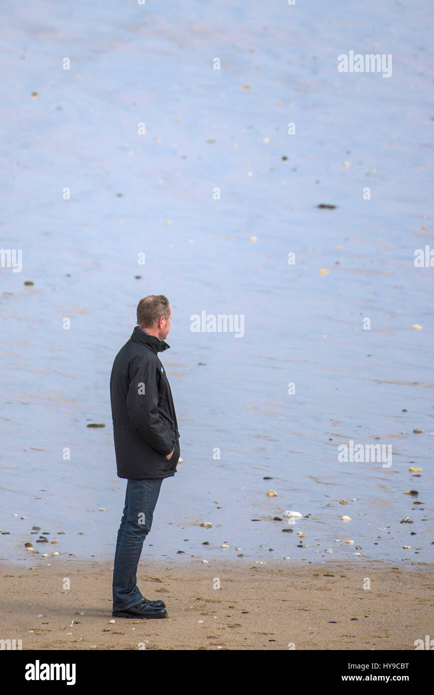 Mann allein einsamen Strand am Meer Fistral Cornwall Stockfoto
