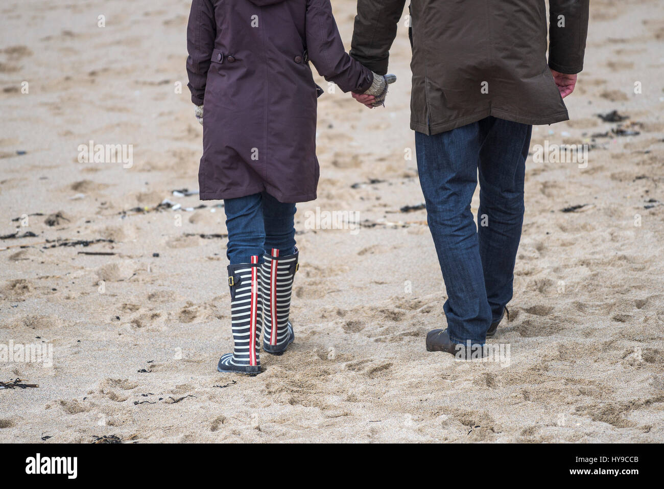 Paar Holding Hände Wandern Zuneigung Beziehung miteinander zusammen Strand Sand spazieren Stockfoto