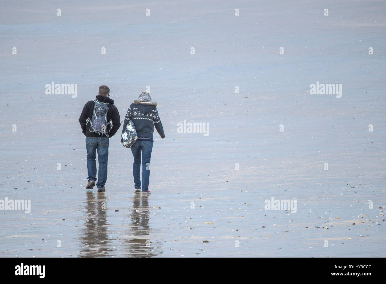 Menschen paar Strand Ufer zu Fuß ausüben Fistral Cornwall Stockfoto