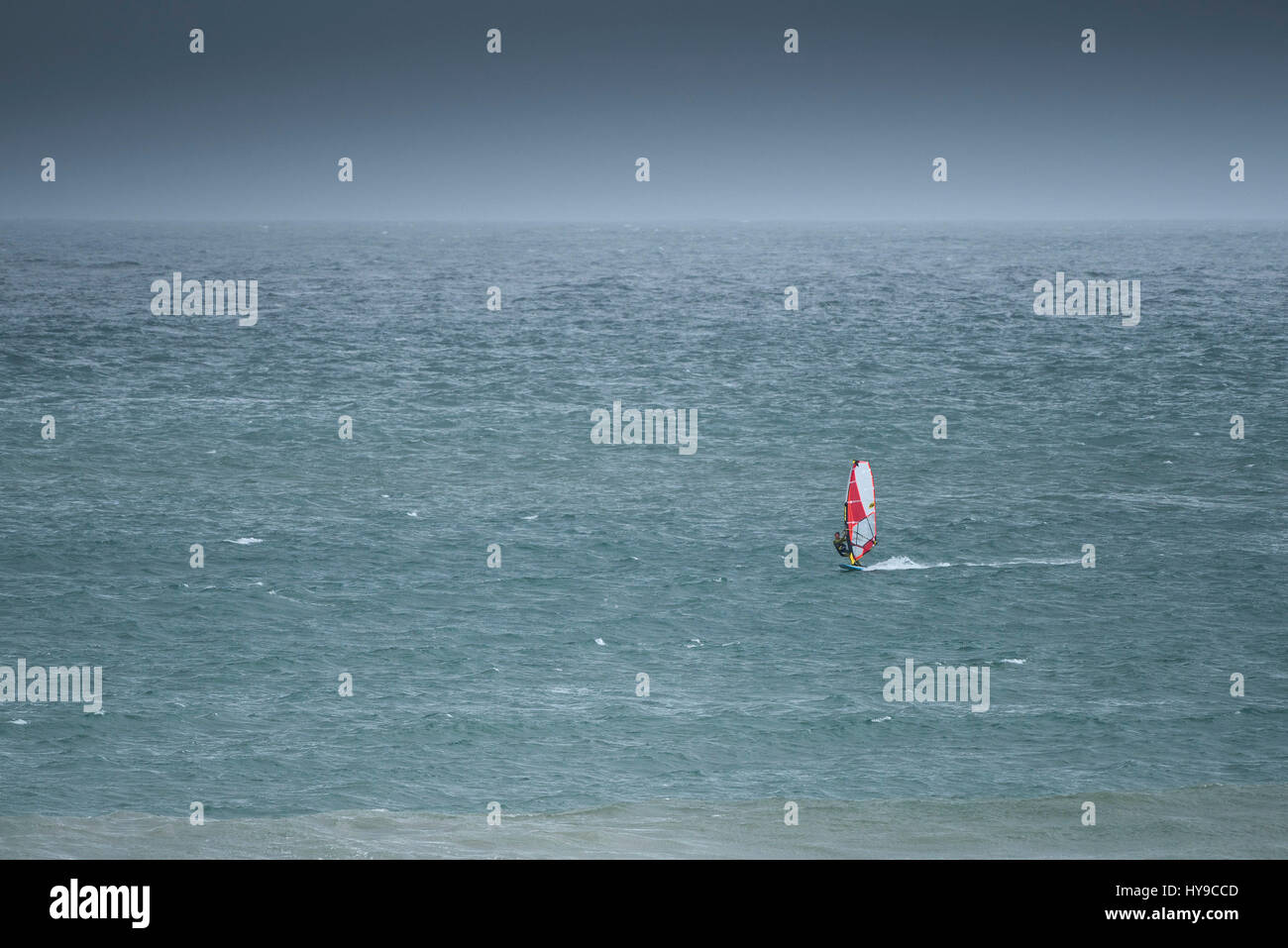 Windsurfer Meer Wassersport Freizeit Hobby Extremsport; Ozean Geschick Gleichgewicht Stockfoto