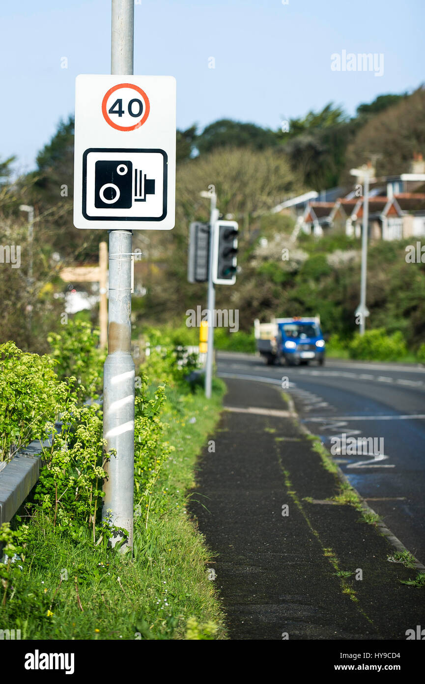 Schild Geschwindigkeit Durchsetzung Einschränkung Kamera Lampe Verkehrsposten Limit Straßenfahrzeug Stockfoto