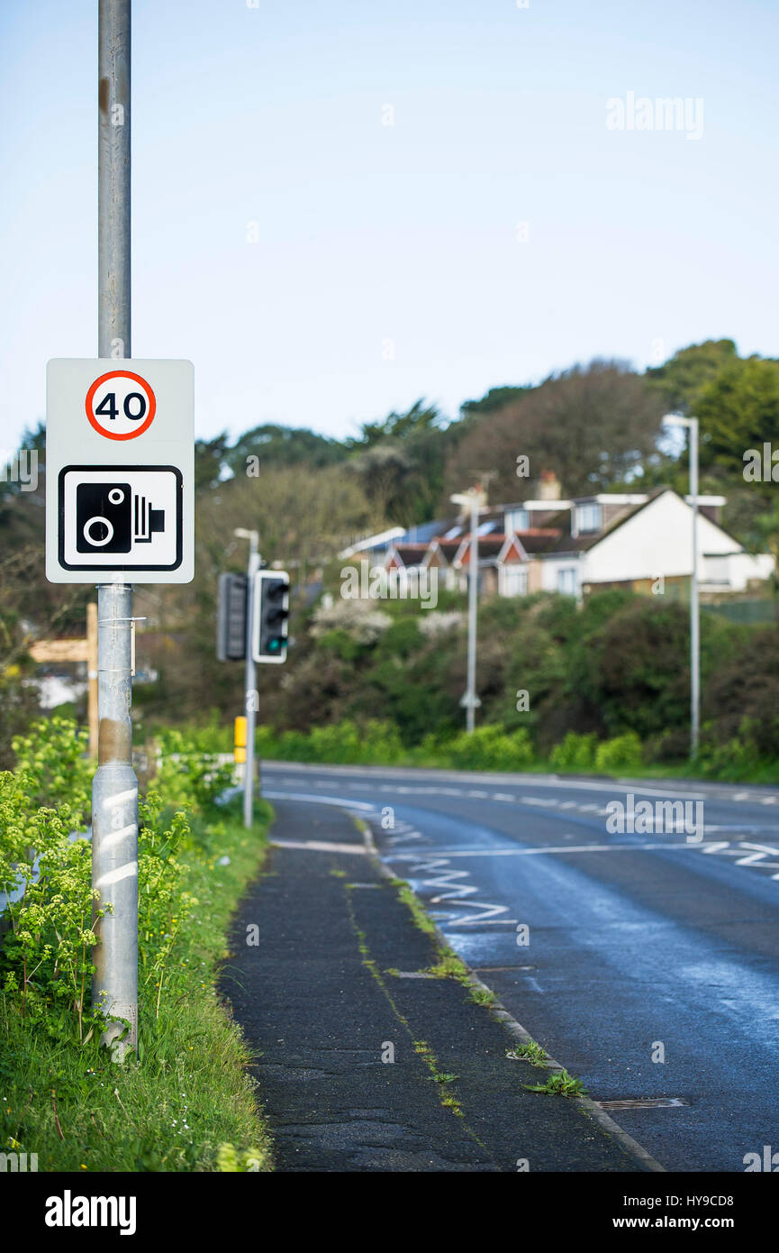 Schild Geschwindigkeit Durchsetzung Einschränkung Kamera Lampe Verkehrsposten Straße Limit Stockfoto