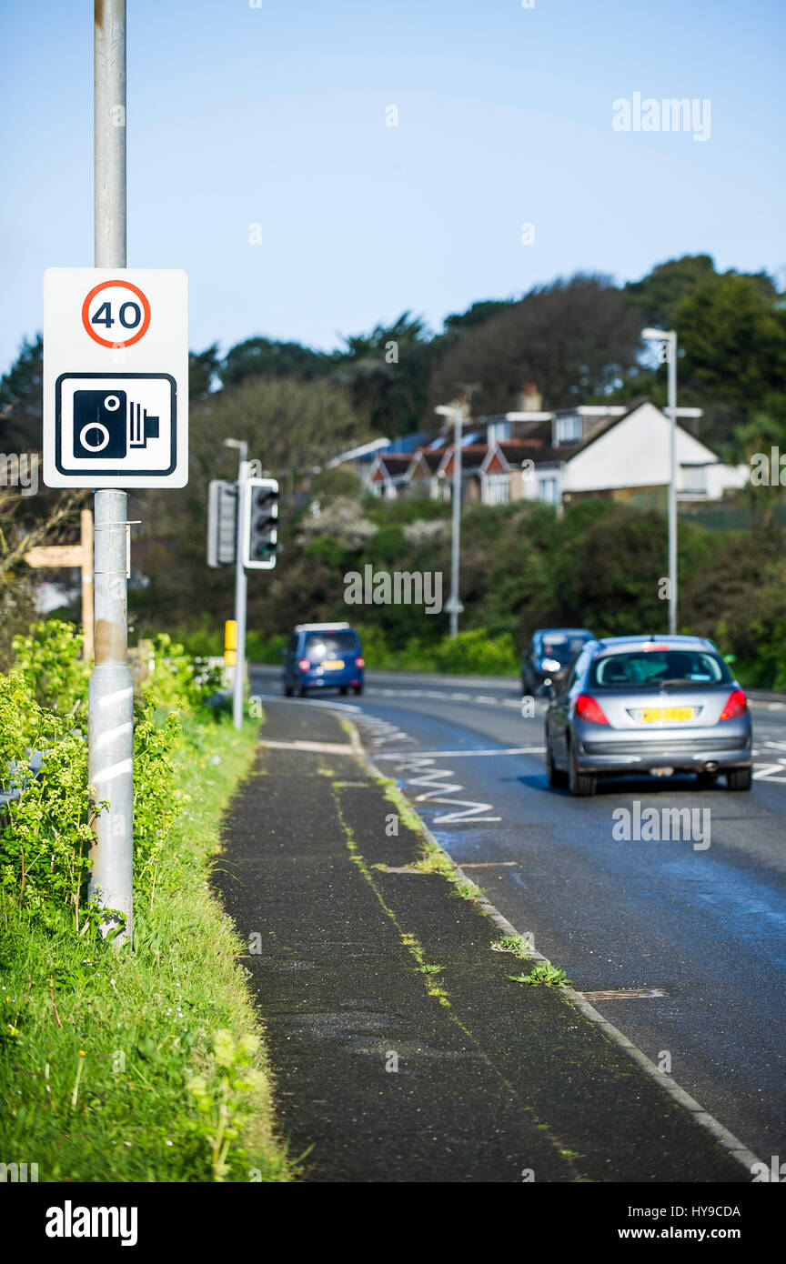 Schild Geschwindigkeit Durchsetzung Einschränkung Kamera Lampe Verkehrsposten Limit Straßenfahrzeuge Stockfoto
