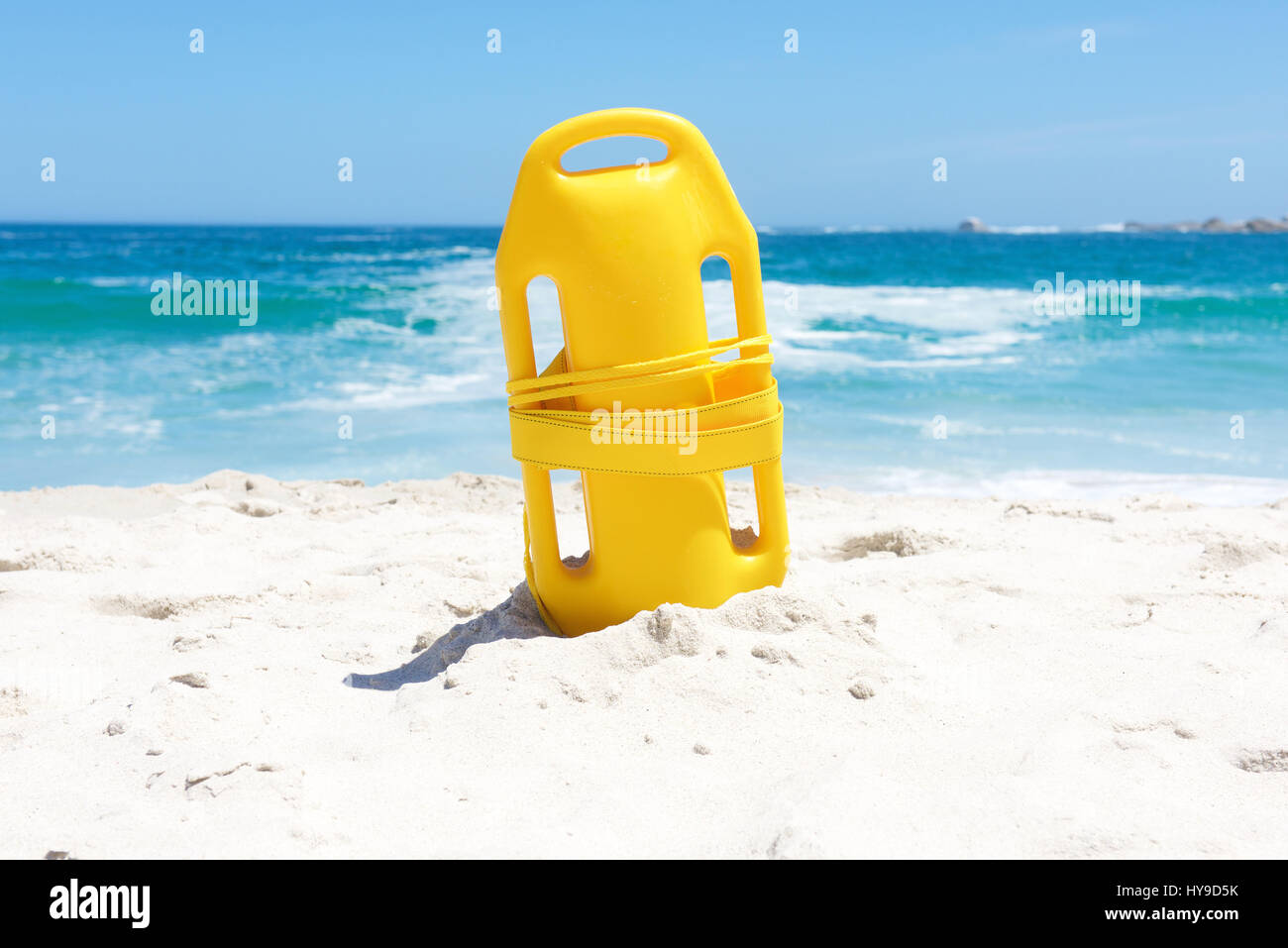 Gelbe lebensrettende Boje im Sand am Strand Stockfoto