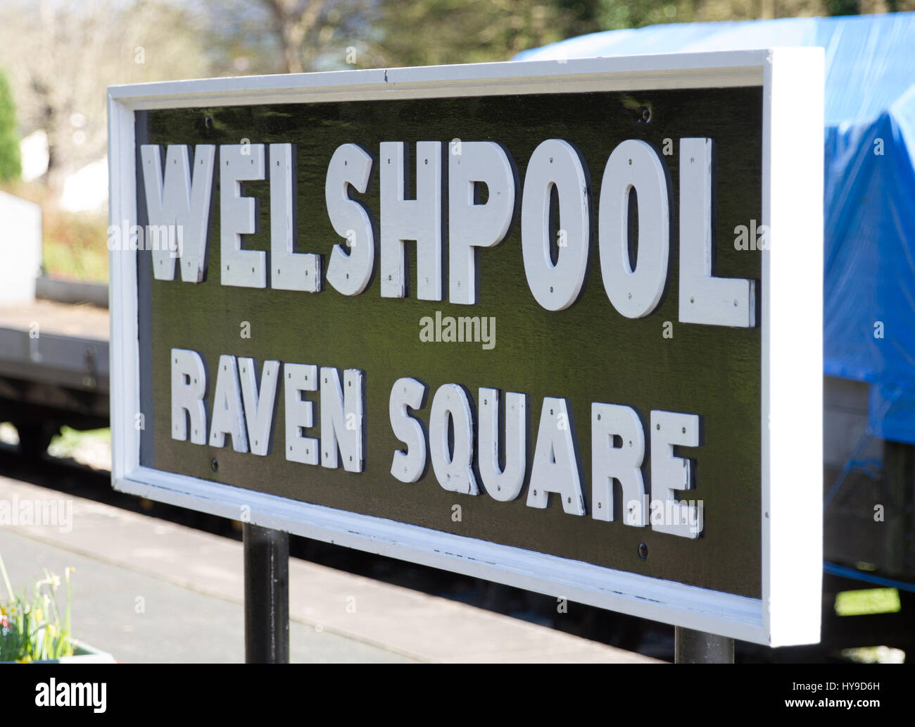 Bahnhof-Schild am Welshpool Raven Square Bahnhof auf die Welshpool und Llanfair Light Railway, Erbe Tourist / Besucherattraktion. Stockfoto