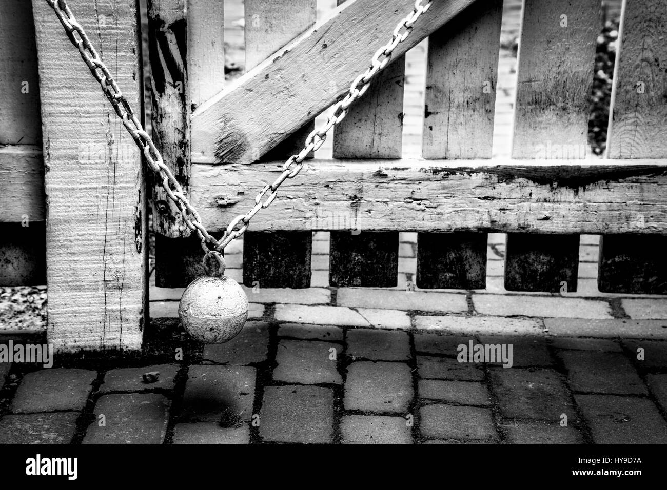 Ein Virginia Tor Gewicht und Kette verwendet, um automatisch die Tore schließen. Stockfoto