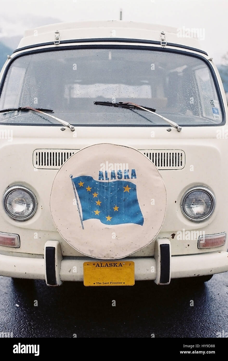 Ein Vintage-Stil-van mit einer Alaska Flagge an einem regnerischen Sommertag in Seward, Alaska. Stockfoto