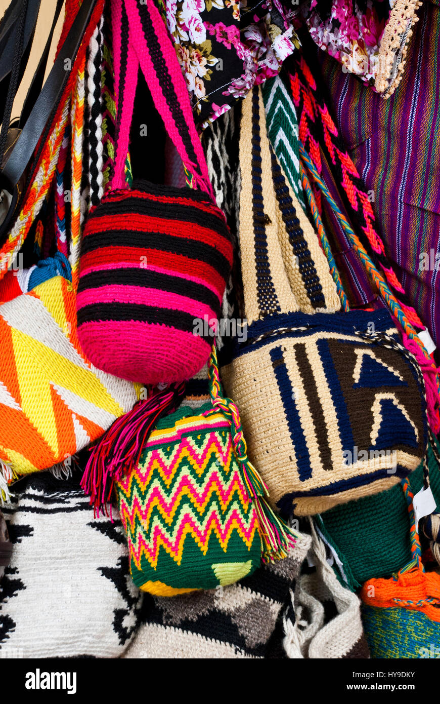 Frauen Mode Accessoires, verschiedene Gegenstände von gehäkelten Eimer-Stil Handtaschen, Wayuu handgefertigt Mochilas Wolle Taschen, Kolumbien - Straßenmarkt Stockfoto