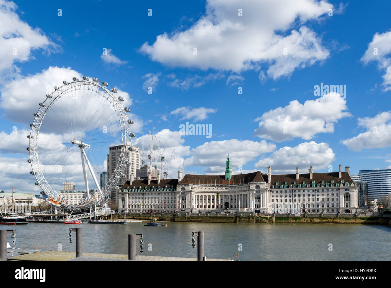 Das London Eye und die County Hall aus Victoria Embankment, London, England, UK Stockfoto