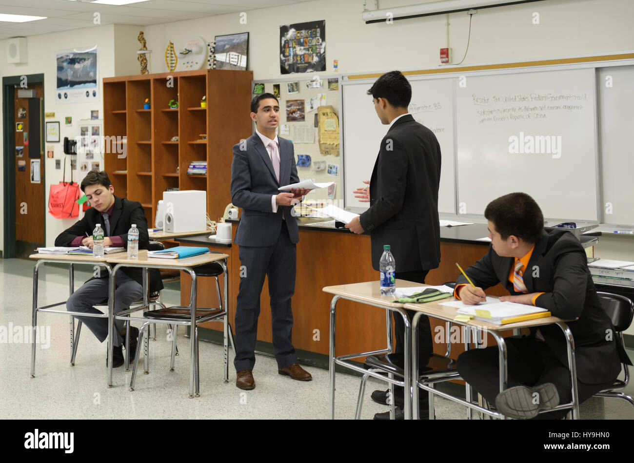 Studenten, die in einer High-School-Debatte diskutieren team Wettbewerb U.S. Stockfoto