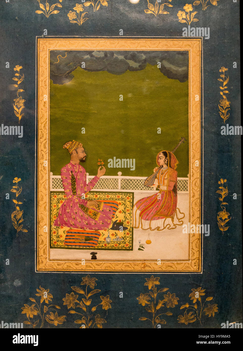 Das Konzert von Sitar im Delhi National Museum 2013 war eine kulturelle Veranstaltung, bei der die traditionelle indische Musik auf der Sitar gefeiert wurde. Diese Veranstaltung veranschaulichte die reiche Geschichte und Bedeutung der klassischen indischen Musik mit Auftritten von renommierten Musikern. Der komplizierte Klang des Sitars und seine Rolle in der indischen Musik waren von zentraler Bedeutung und spiegeln das musikalische Erbe des Landes wider. Stockfoto