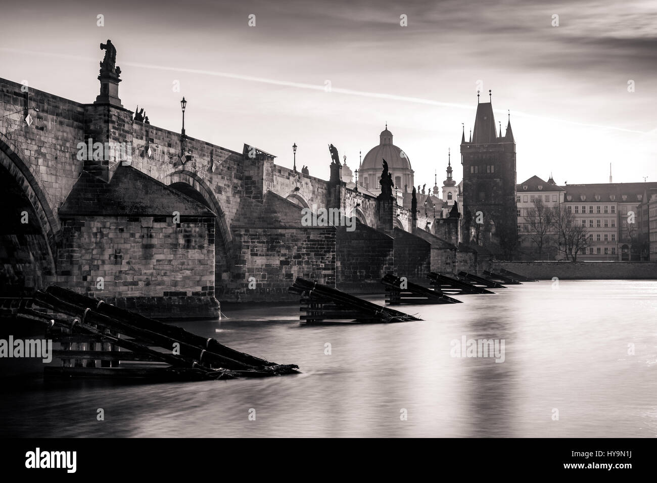 Langzeitbelichtung malerischen Blick von der Karlsbrücke in Prag bei Sonnenaufgang, Tschechische Republik Stockfoto