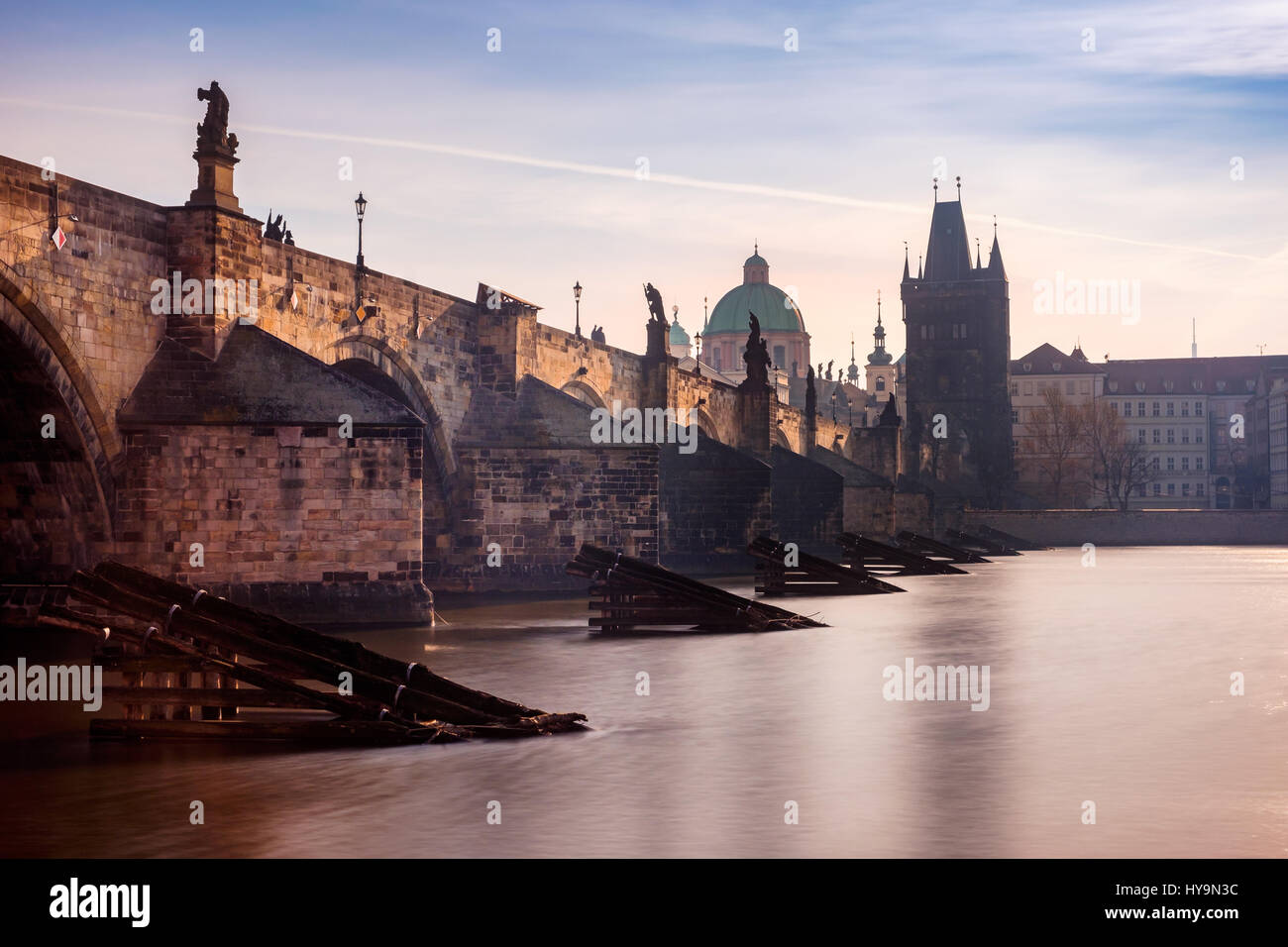 Langzeitbelichtung malerischen Blick von der Karlsbrücke in Prag bei Sonnenaufgang, Tschechische Republik Stockfoto