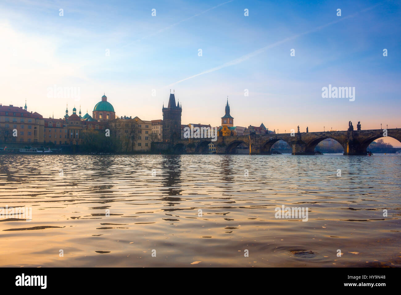 Stadtbild Ansicht der berühmten Karlsbrücke und Vltava (Moldau), Prag, Tschechische Republik Stockfoto