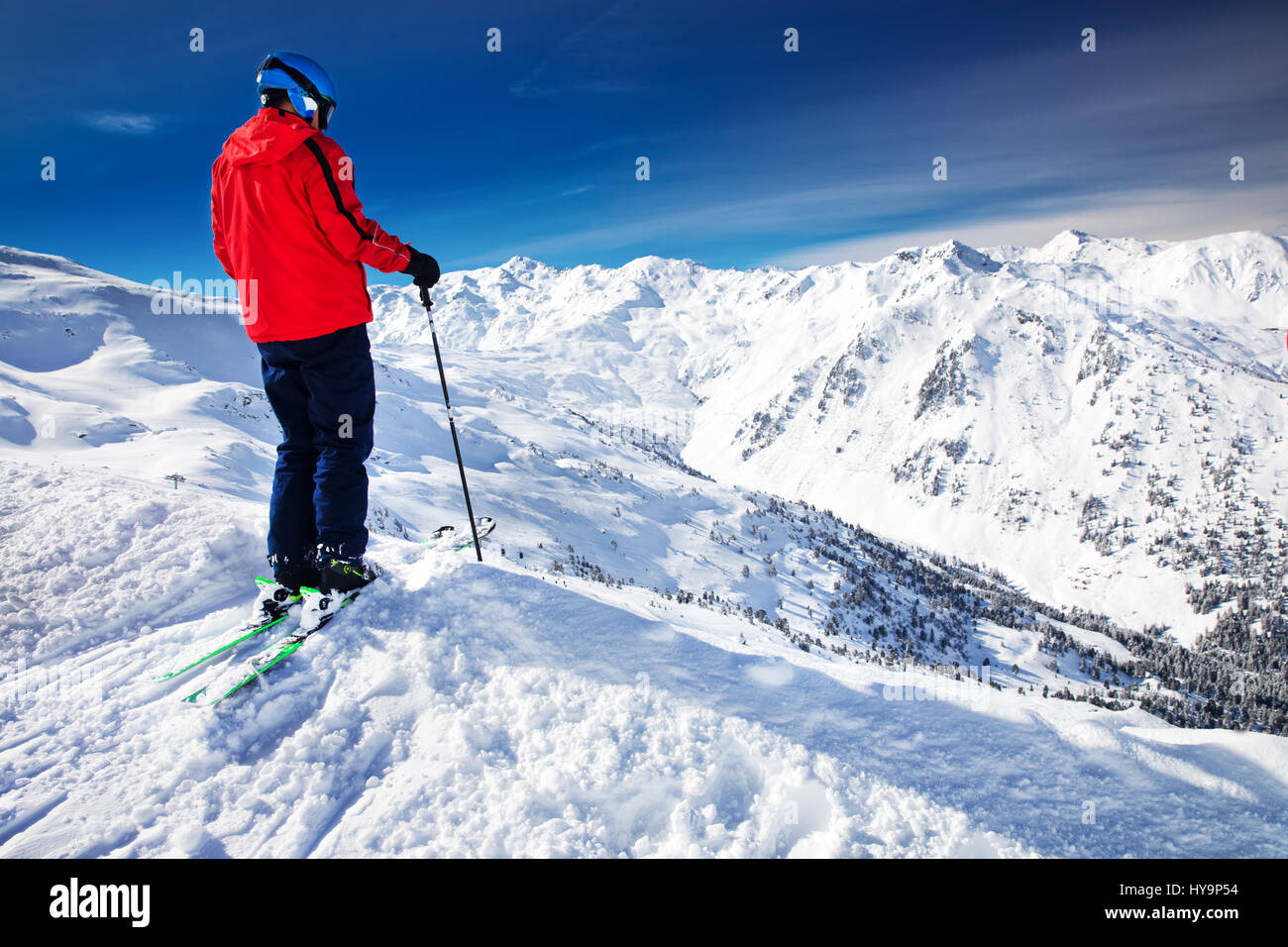 Mann, genießen die atemberaubende Aussicht vor Freeride Skifahren im berühmten Skigebiet in den Tiroler Alpen, Zillertal, Österreich Stockfoto