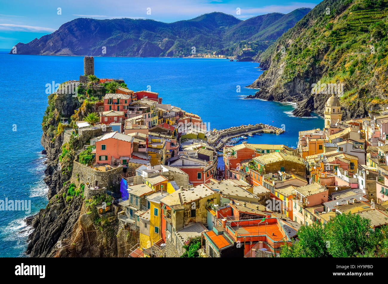 Malerische Aussicht auf bunten Dorf Vernazza und das Meer Küste in Cinque Terre, Italien Stockfoto