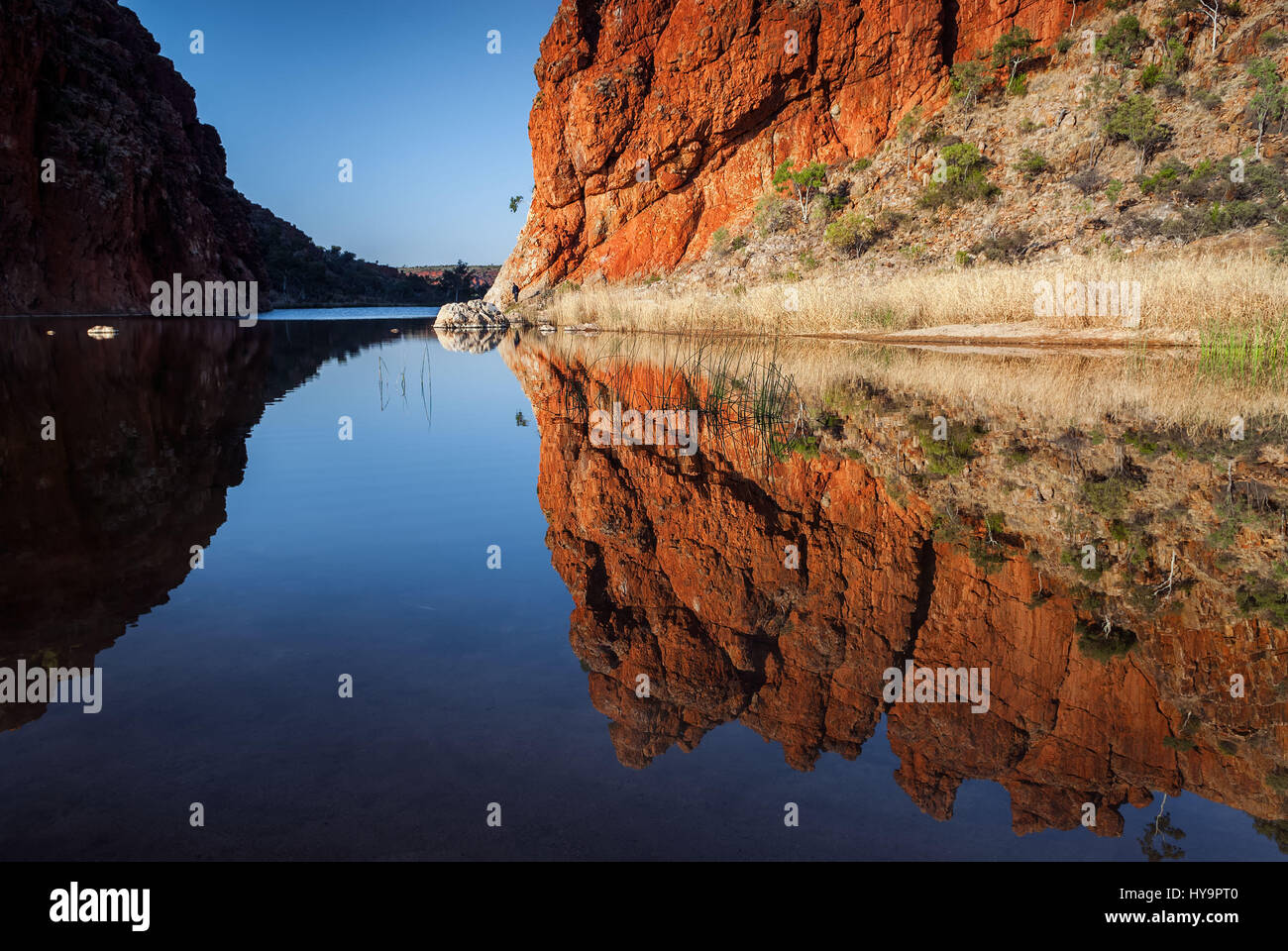 Reflexionen von Felsformationen bei Glen Helen Gorge Wasserloch im Northern Territory Central Australien Stockfoto