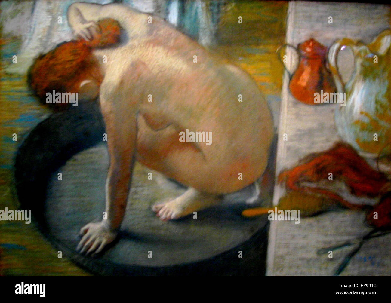 Dieses Stück von Edgar Degas, einem bekannten französischen Künstler, zeigt ein Werk aus seiner späteren Karriere, das die Eleganz und Bewegung seiner Untertanen, oft Tänzer oder Künstler, in seinem charakteristischen impressionistischen Stil einfängt. Stockfoto