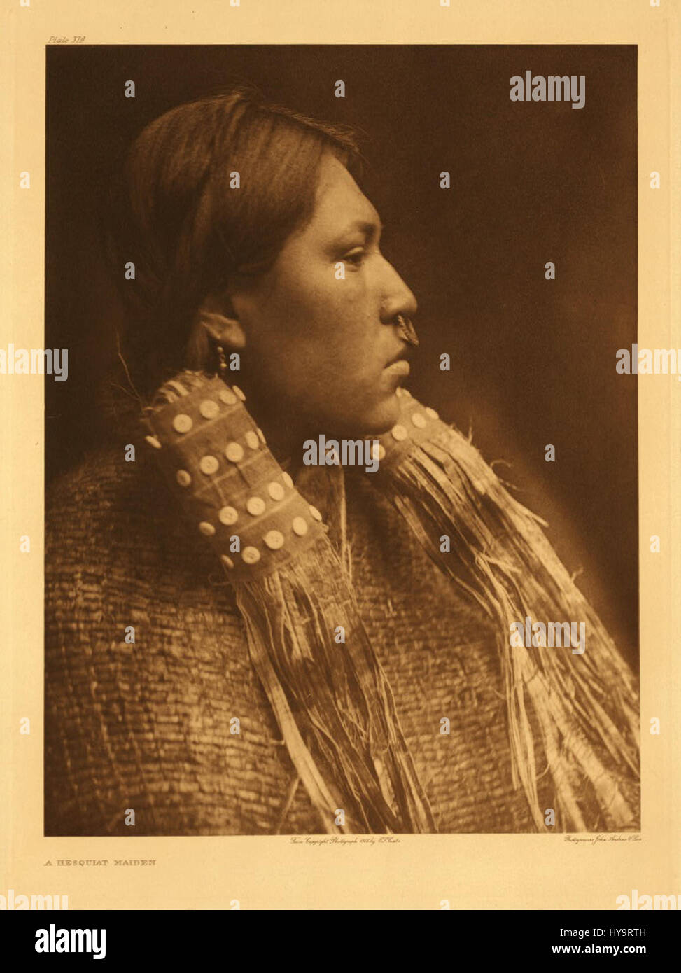 Edward S. Curtis’ Foto aus seiner Sammlung „The North American Indian“ zeigt indigene Menschen mit würde und Respekt. Dieses Bild fängt einen Moment aus dem Leben der Ureinwohner Amerikas ein und zeigt kulturelle Praktiken und Kleidung. Stockfoto