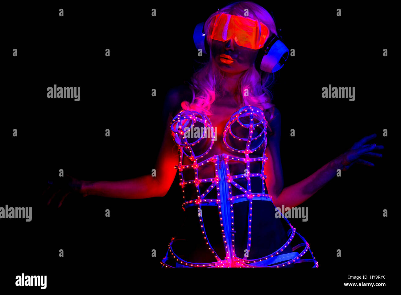 Glow uv Neon sexy Disco weibliche Cyber Puppe Roboter elektronisches  Spielzeug mit einer roten led Korsett Stockfotografie - Alamy
