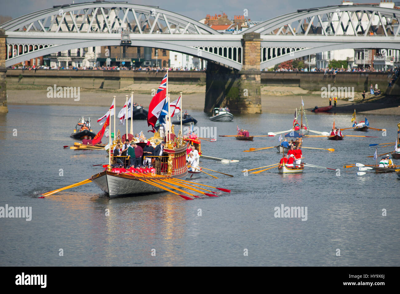 Barnes Bridge, London, UK. 2. April 2017. Der Cancer Research UK-Regatten finden in London statt. Unter den ältesten Regatten der Welt sieht dieses Jahr 163. Oxford Cambridge Boat Race und 72. Frauen Bootsrennen von Putney Bridge nach Mortlake auf dem Meisterschaftsplatz, beobachtet von Millionen von Menschen weltweit auf LiveTV. Die Royal Barge Gloriana Köpfe stromaufwärts startet in Richtung Chiswick Bridge und die Rennen Ziellinie, gefolgt von einer Flotte von Rudern, Handwerk und Sicherheit vor Rennstart. Bildnachweis: Malcolm Park/Alamy Live-Nachrichten. Stockfoto