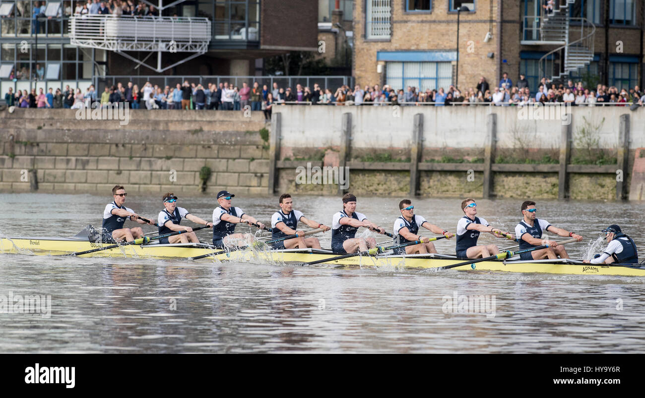 London, UK. 2. April 2017. 163. Cancer Research UK Männer Boat Race 2017. Oxford University Boat Club (OUBC) V Cambridge University Boat Club (CUBC).   Crew-Liste:-OUBC Blue Boat Crew (dunkel blauen Tops): 8 Vassilis Ragoussis (Schlaganfall), 7 James Cook, 6 Mike DiSanto, 5 Olivier Erwachsenenklasse 4 Josh Bugajski, 3 Oliver Koch 2 Matthew O'Leary, 1 William Warr (Bow), Sam Collier (Cox), CUBC Blue Boat Crew (leichten blauen Oberteilen): Bogen: Ben Ruble, 2: Freddie Davidson, 3: James Letten, 4: Tim Tracey, 5: Aleksander Malowany, 6 : Patrick Eble, 7: Lance Tredell, Credit: Duncan Grove/Alamy Live-Nachrichten Stockfoto