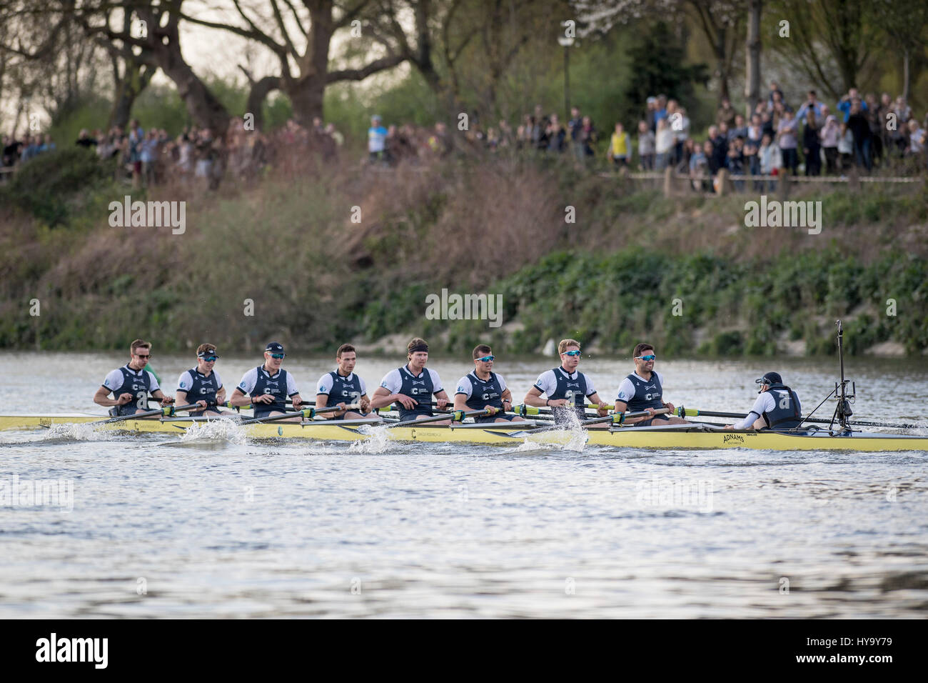 London, UK. 2. April 2017. 163. Cancer Research UK Männer Boat Race 2017. Oxford University Boat Club (OUBC) V Cambridge University Boat Club (CUBC).   Crew-Liste:-OUBC Blue Boat Crew (dunkel blauen Tops): 8 Vassilis Ragoussis (Schlaganfall), 7 James Cook, 6 Mike DiSanto, 5 Olivier Erwachsenenklasse 4 Josh Bugajski, 3 Oliver Koch 2 Matthew O'Leary, 1 William Warr (Bow), Sam Collier (Cox), CUBC Blue Boat Crew (leichten blauen Oberteilen): Bogen: Ben Ruble, 2: Freddie Davidson, 3: James Letten, 4: Tim Tracey, 5: Aleksander Malowany, 6 : Patrick Eble, 7: Lance Tredell, Credit: Duncan Grove/Alamy Live-Nachrichten Stockfoto