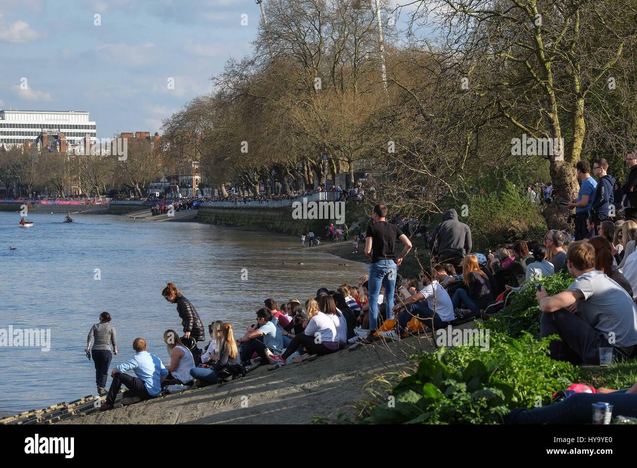 London, UK. 2. April 2017. Zuschauer versammeln sich entlang der Rennstrecke.  Bildnachweis: Claire Doherty/Alamy Live News Stockfoto
