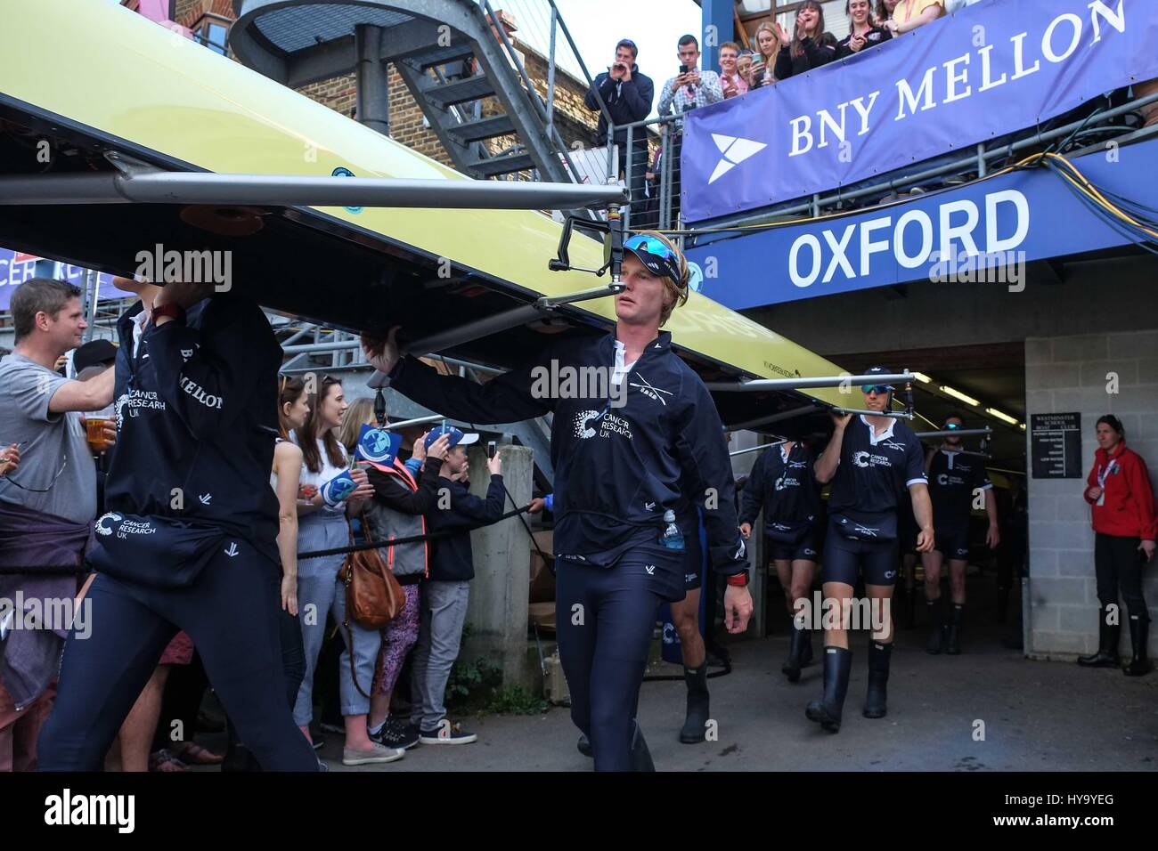 London, UK. 2. April 2017. Oxford Reservespieler Isis vorzubereiten, um das Wasser zu nehmen.  Bildnachweis: Claire Doherty/Alamy Live News Stockfoto
