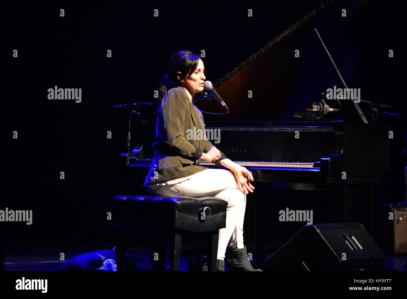 Ottawa, Kanada - 2. April 2017: Chantal Kreviazuk führt am Juno Songwriter Kreis am National Arts Centre der Juno Awards-Wochenende in der Hauptstadt. Bildnachweis: Paul McKinnon/Alamy Live-Nachrichten Stockfoto