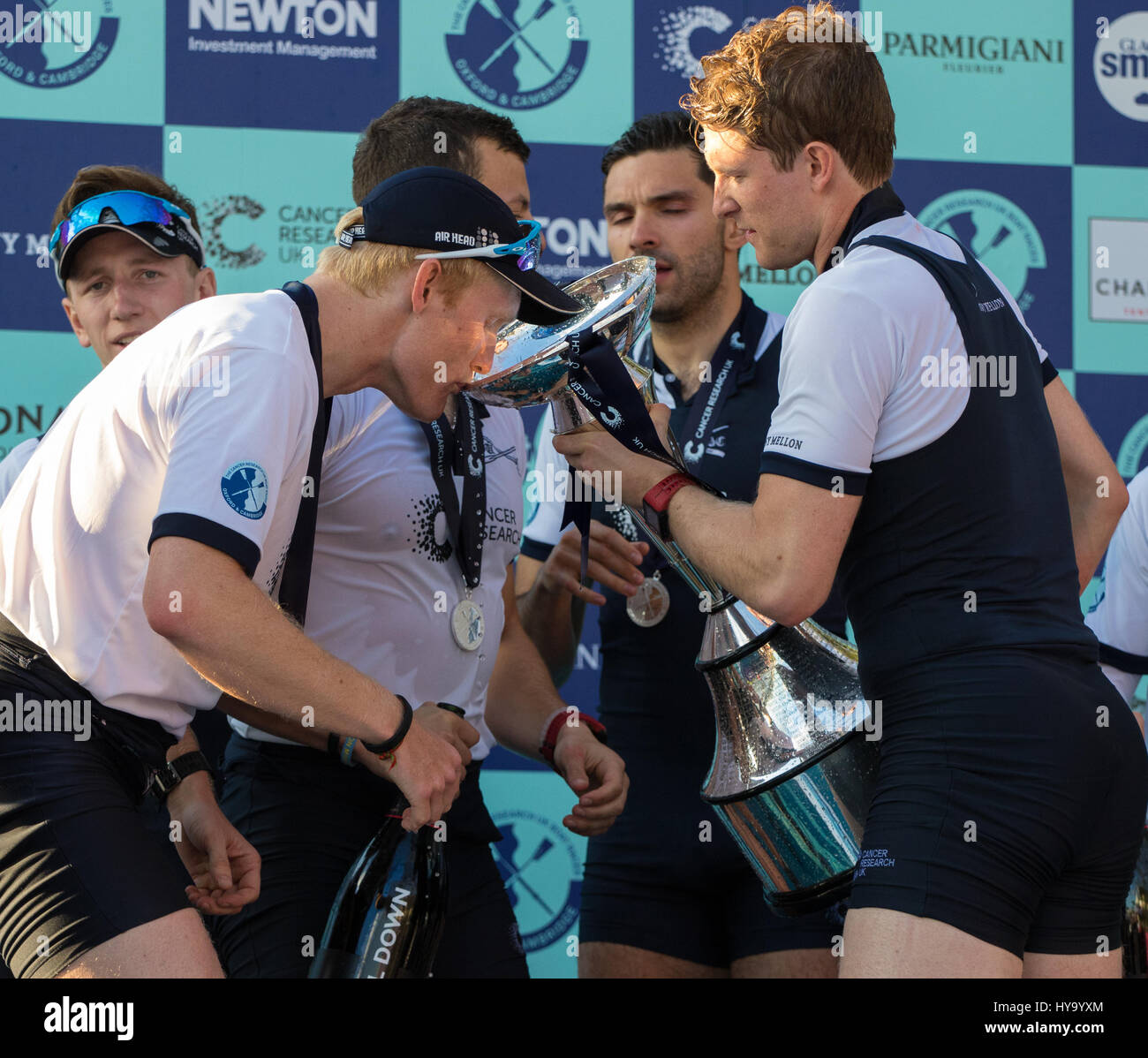 London, UK. 2. April 2017. London, 2. April 2017. Feiern Sie die Gewinner und die Verlierer bemitleiden am Ziel der 163. laufen und 72. für Frauen, der Cancer Research UK Boat Race zwischen Oxford und Cambridge Universitäten auf der Themse zwischen Putney Bridge und Chiswick Bridge. Bildnachweis: Paul Davey/Alamy Live-Nachrichten Stockfoto