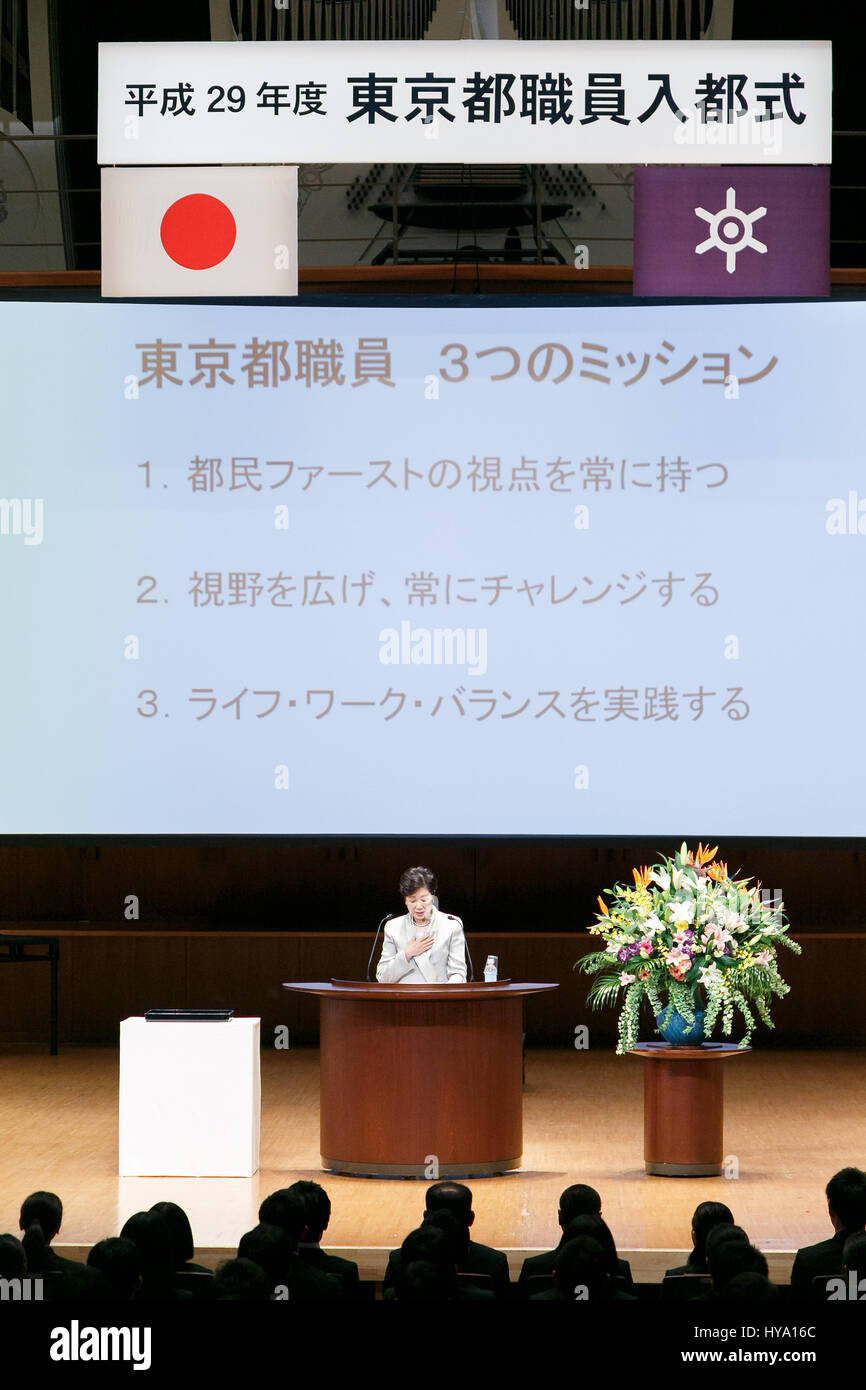 Tokyo Gouverneur Yuriko Koike spricht während der Zeremonie Eingang für neue Metropolitan Government Mitarbeiter am 3. April 2017, Tokio, Japan. Tokyo Metropolitan Government hat in diesem Jahr 208 mehr als im Vorjahr einige 2.263 neue Mitarbeiter eingestellt. Bildnachweis: Rodrigo Reyes Marin/AFLO/Alamy Live-Nachrichten Stockfoto