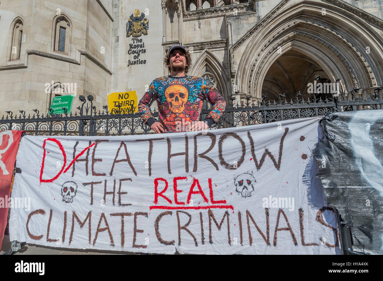 London, UK. 3. April 2017. Grow Heathrow, ein Community-Projekt protestieren gegen eine dritte Start-und Landebahn am Flughafen Heathrow für die letzten 7 Jahre, drohen eine unmittelbare Bedrohung der Zwangsräumung, wenn der Grundeigentümer des Standortes Lewdown Holdings Limited, einen Besitz Auftrag erteilt werden. Der Fall ertönt in Central London County Court, Thomas mehr Gebäude, Royal Courts of Justice von Montag, den 3. April, Mittwoch, 5. April, mit wachsen Heathrow Verteidigung am 3. und 4. und das Urteil am Nachmittag des 5. gehört zu werden. Bildnachweis: Guy Bell/Alamy Live-Nachrichten Stockfoto