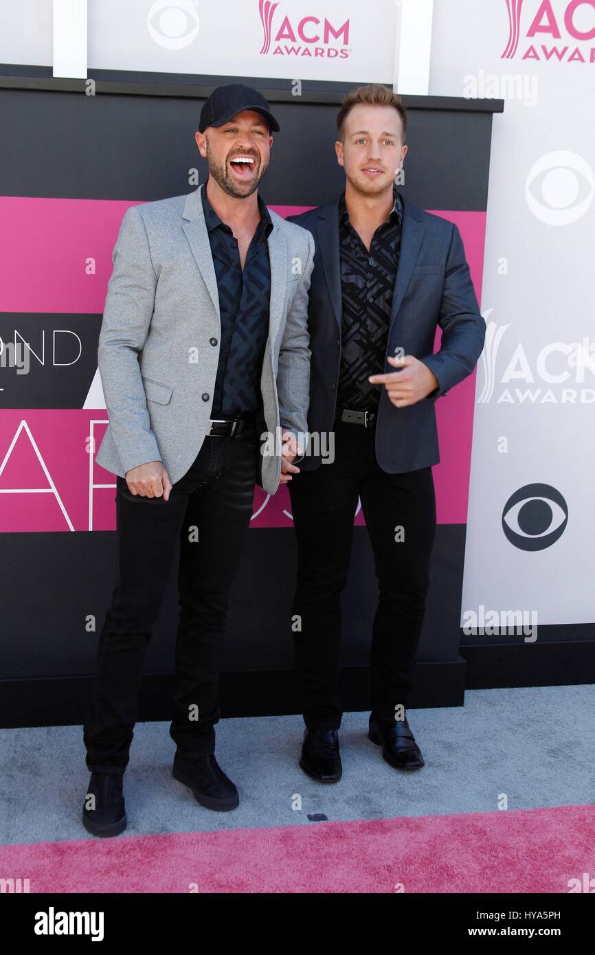 Las Vegas, NV, USA. 2. April 2017. Cody Alan, Michael Smith im Ankunftsbereich für 52. Academy of Country Music (ACM) Awards 2017 - Teil 3, T-Mobile Arena, Las Vegas, NV 2. April 2017. Bildnachweis: JA/Everett Collection/Alamy Live-Nachrichten Stockfoto