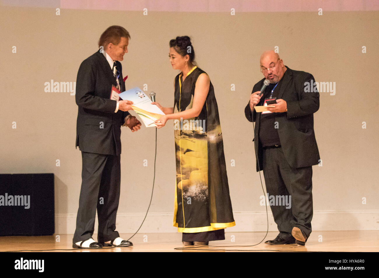 Los Angeles, Kalifornien, USA. 2. April 2017. Schauspieler Mel Novak erhält die "Living Legend Award" mit Moderator Autor/Produzent Thomas J. Churchill (R) beim Universum multikulturellen Film Festival am RHCC Gemeindezentrum in Rolling Hills Estates, Kalifornien am 2. April 2017.  © Sheri Determan/Alamy Live-Nachrichten Stockfoto