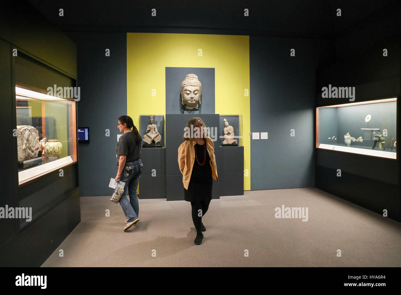 Florida, USA. 23. März 2017. Laurie Barnes geht in der Halle der chinesischen Sammlung im Norton Museum of Art in Palm Beach County, Florida, USA, 23. März 2017. Laurie Barnes, gehört zu den wenigen Menschen, zu tun, was sie lieben und werden dafür bezahlt bekommen. Laurie, Elizabeth B. Mcgraw Kurator der chinesischen Kunst, arbeitete für Norton Museum of Art in Palm Beach County im Jahr 2006, in der Hoffnung, helfen chinesische Sammlung des Museums zu erweitern und mehr für die Öffentlichkeit zugänglich zu machen. Bildnachweis: Wang Ying/Xinhua/Alamy Live-Nachrichten Stockfoto