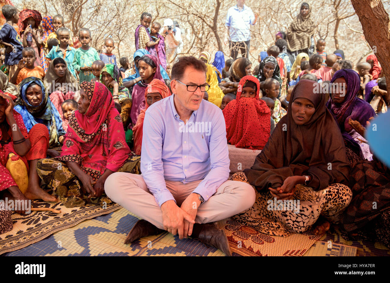 Bundesminister für wirtschaftliche Zusammenarbeit und Entwicklung, Gerd Müller (M) spricht mit Flüchtlingen in der Dürre geplagt Somali-Region, Äthiopien, 3. April 2017. Foto: Kay Nietfeld/dpa Stockfoto