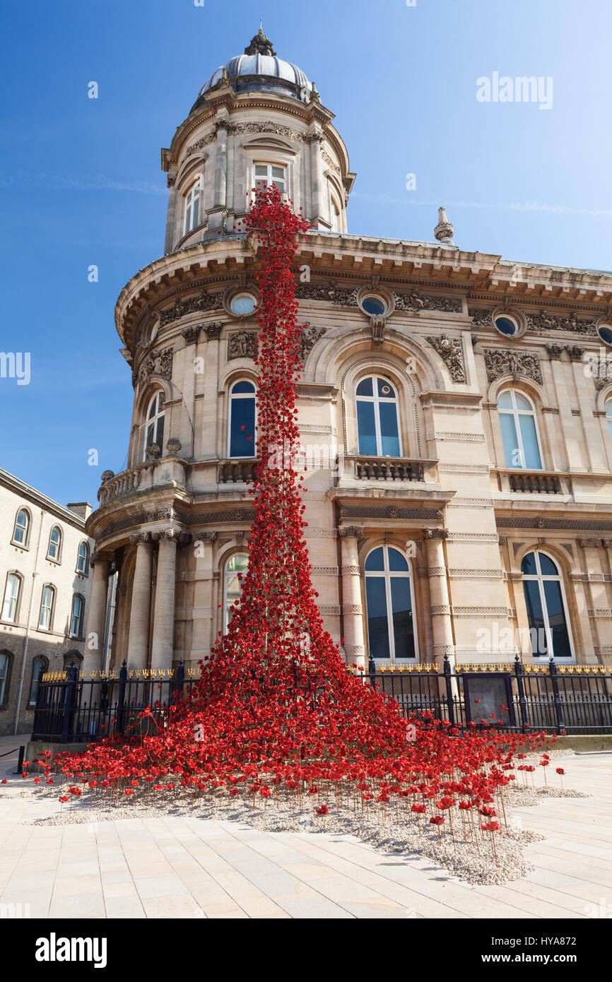 Hull, East Yorkshire, UK. 3. April 2017. Mohn: Weinend Fenster von Paul Cummins Künstler und Designer Tom Piper. Eine Kaskade von mehreren tausend handgemachte Keramik Mohn am Rumpf des Maritime Museum installiert. Bildnachweis: LEE BEEL/Alamy Live-Nachrichten Stockfoto