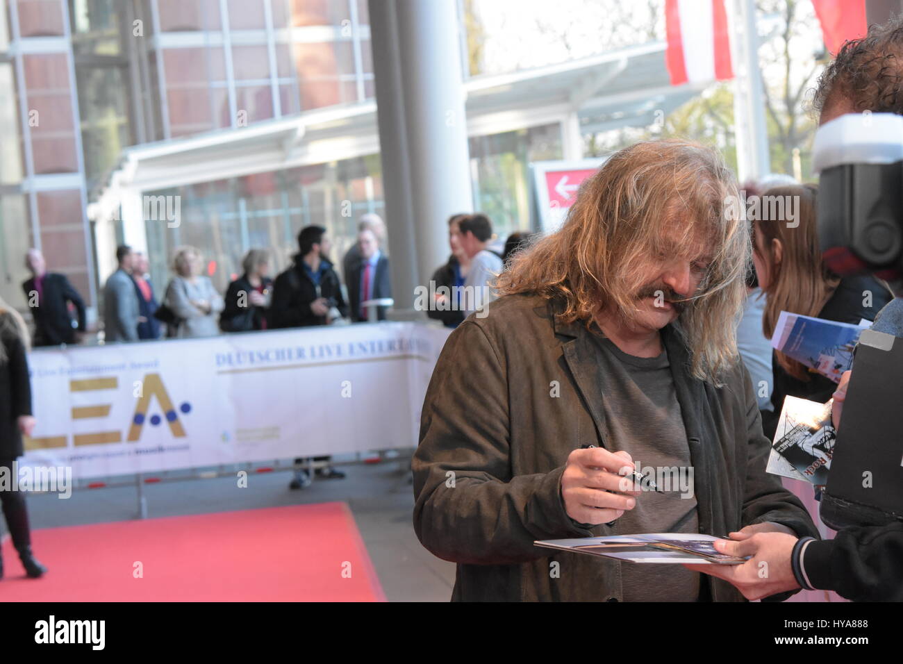 Frankfurt am Main, 3. April 2017: Leslie Mandoki der PRG LEA Live Entertainment Award in Festhalle angekommen. Frankfurt am Main Credit: Markus Wissmann/Alamy Live-Nachrichten Stockfoto