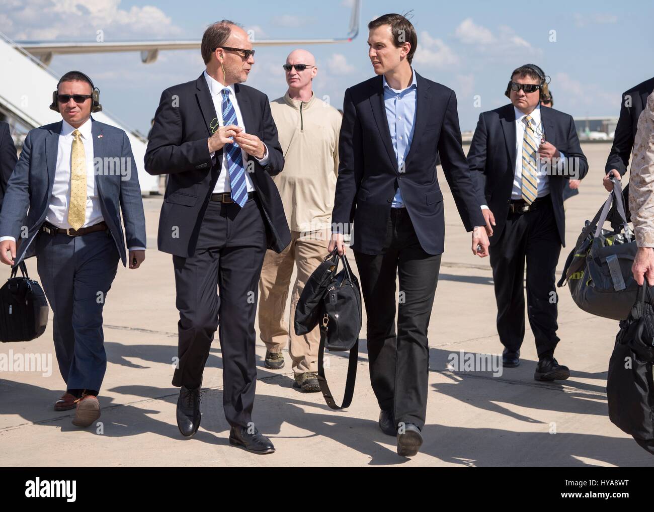 Bagdad, Irak. 3. April 2017. Jared Kushner, Senior Advisor und Schwiegersohn Präsident Trump, Recht, ist durch Botschafter Douglas Silliman informiert, wie er in Richtung seines Fahrzeugs bei der Ankunft nach Bagdad International Airport 3. April 2017 in Bagdad, Irak geht. Bildnachweis: Planetpix/Alamy Live-Nachrichten Stockfoto