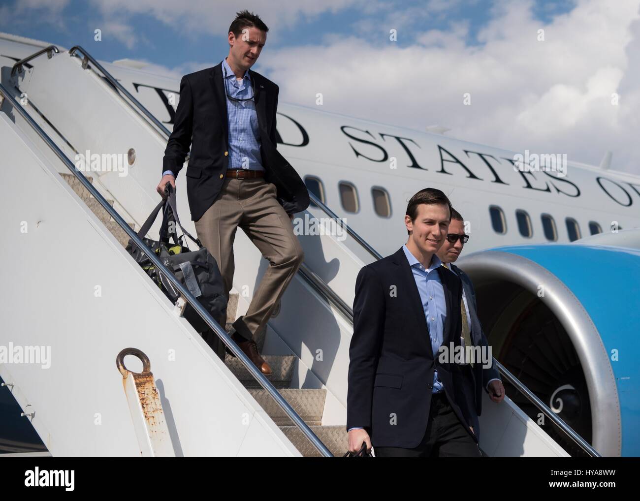 Bagdad, Irak. 3. April 2017. Jared Kushner, Senior Advisor und Schwiegersohn Präsident Trump, unten, geht das Flugzeug bei der Ankunft nach Bagdad International Airport 3. April 2017 in Bagdad, Irak. Bildnachweis: Planetpix/Alamy Live-Nachrichten Stockfoto