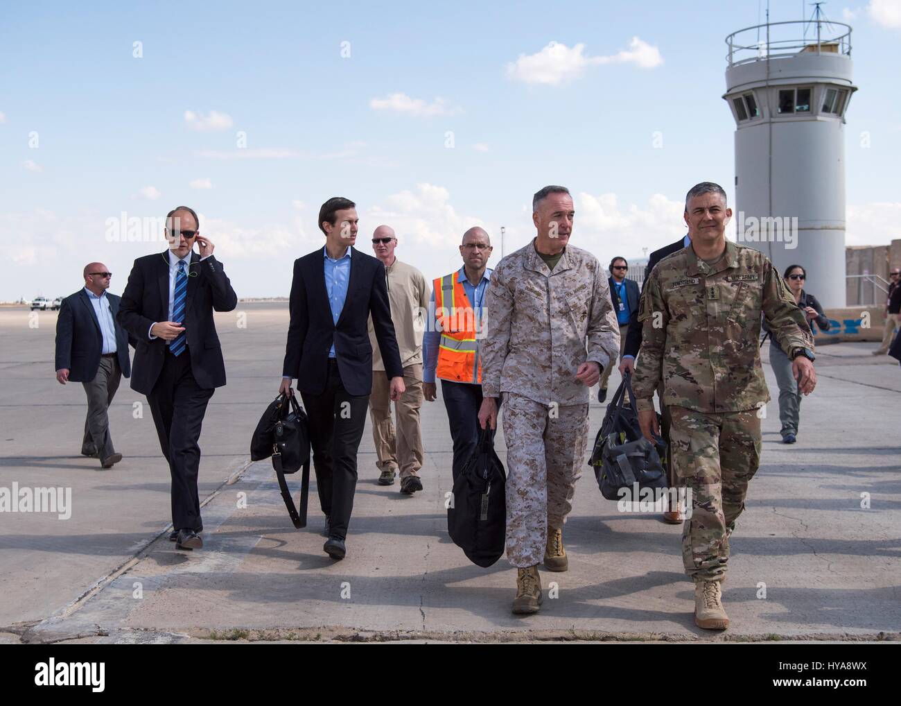 Bagdad, Irak. 3. April 2017. Jared Kushner, Senior Advisor und Schwiegersohn Präsident Trump, center, geht neben Botschafter Douglas Silliman als U.S. Joint Chiefs Chairman General Joseph Dunford, Mitte rechts, mit Generalleutnant Stephen Townsend, Kommandant, Betrieb innewohnende zu beheben, bei der Ankunft in Bagdad International Airport 3. April 2017 in Bagdad, Irak. Bildnachweis: Planetpix/Alamy Live-Nachrichten Stockfoto