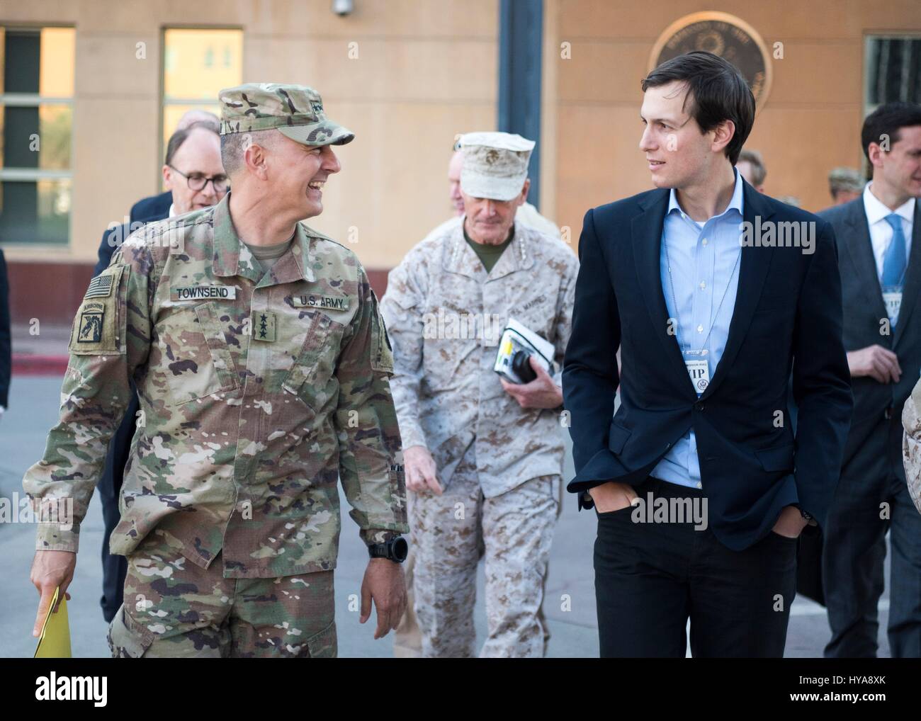 Bagdad, Irak. 3. April 2017. Betrieb innewohnende lösen Kommandeur Generalleutnant Stephen Townsend, links, Spaziergänge mit Jared Kushner, Senior Advisor und Schwiegersohn, Präsident Trump, bei der Ankunft in den Irak 3. April 2017 in Bagdad, Irak. Bildnachweis: Planetpix/Alamy Live-Nachrichten Stockfoto