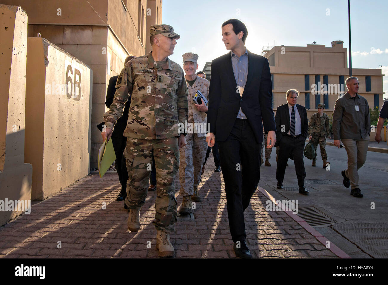 Bagdad, Irak. 3. April 2017. Betrieb innewohnende lösen Kommandeur Generalleutnant Stephen Townsend, links, Spaziergänge mit Jared Kushner, Senior Advisor und Schwiegersohn, Präsident Trump, bei der Ankunft in den Irak 3. April 2017 in Bagdad, Irak. Bildnachweis: Planetpix/Alamy Live-Nachrichten Stockfoto