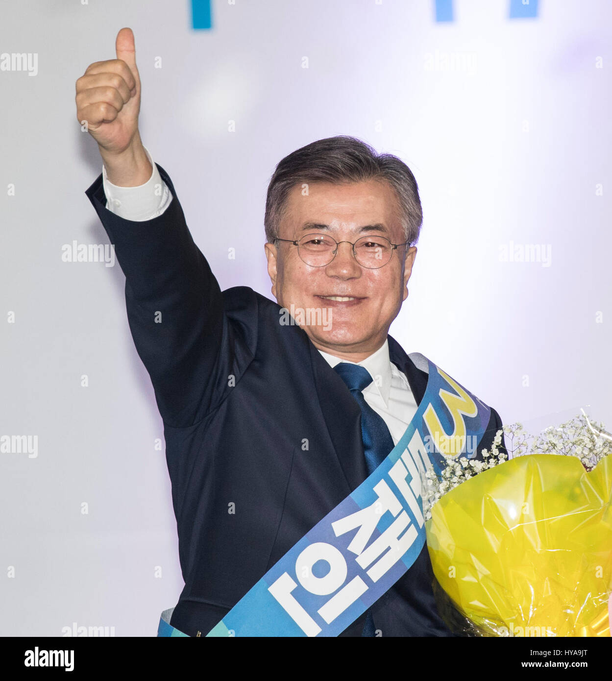 Seoul, Südkorea. 3. April 2017. Ehemaliger Leiter der wichtigsten Oppositionspartei Minjoo Partei Moon Jae-in feiert nach dem Sieg der Nominierung als Präsidentschaftskandidat der Partei in Seoul, Südkorea, 3. April 2017. Die primäre Südkoreas wichtigsten Oppositionspartei Minjoo eine offizielle Präsidentschaftskandidat auswählen endete Montag mit einem Erdrutschsieg von Moon Jae-in Spitzenreiter in Meinungsumfragen und ehemaliger Leiter der größten Partei. Bildnachweis: Lee Sang-ho/Xinhua/Alamy Live-Nachrichten Stockfoto